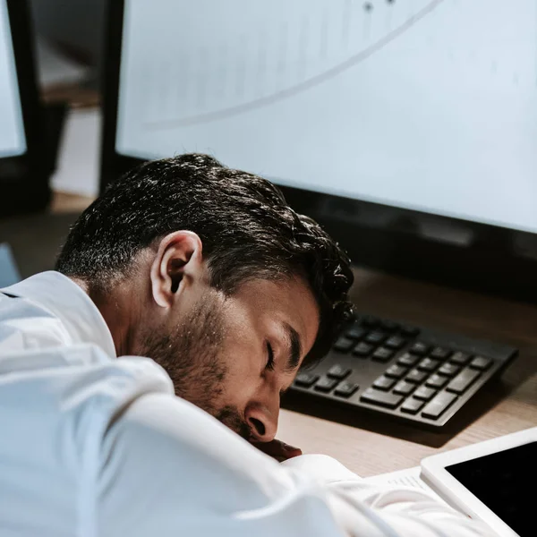 Schöner bi-rassischer Händler schläft auf Holztisch im Büro — Stockfoto