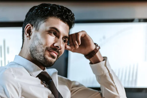 Lächelnder und gutaussehender bi-rassischer Händler sitzt im Büro — Stockfoto