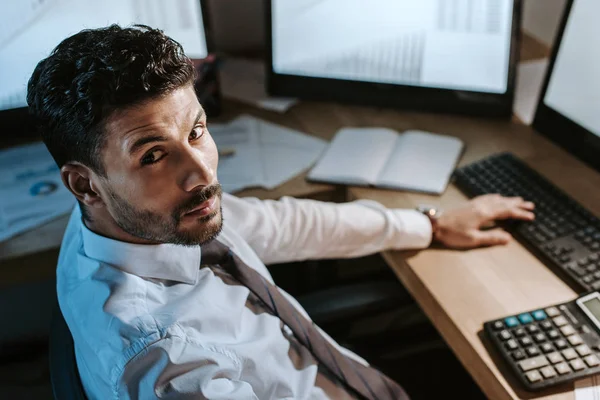 High-Winkelblick des bi-rassischen Händlers, der in die Kamera schaut — Stockfoto