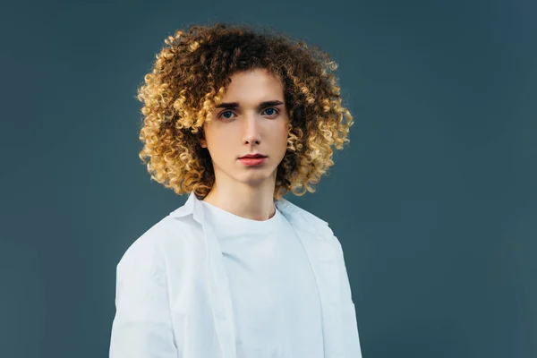 Adolescent bouclé en tenue blanche totale isolé sur vert — Photo de stock