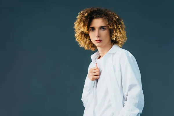 Curly teenager in total white outfit isolated on green — Stock Photo