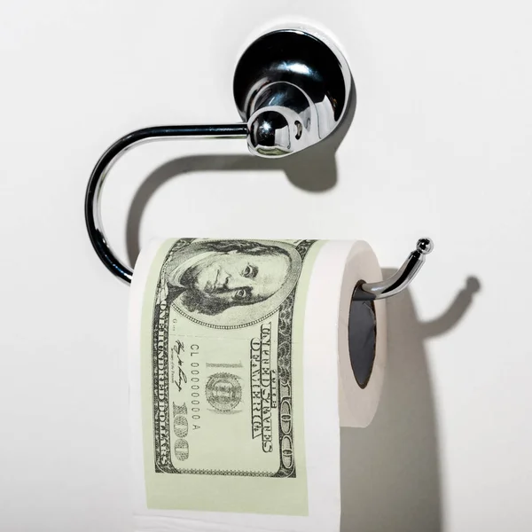Nahaufnahme von Toilettenpapier mit Dollarschein auf weißem Papier — Stockfoto