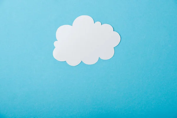 Weiße, leere Wolke isoliert auf blau — Stockfoto