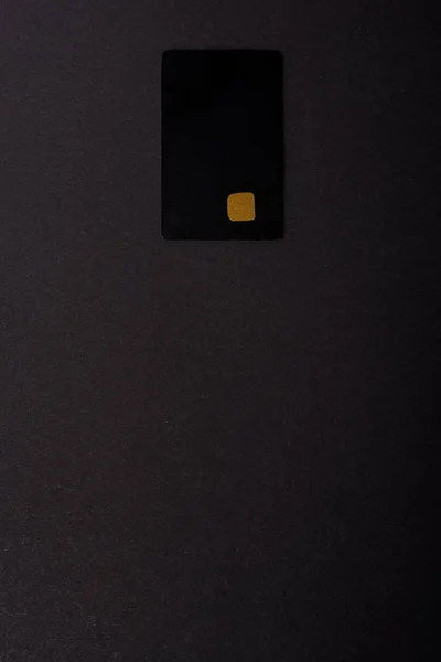 Ansicht der Kreditkartenvorlage von oben isoliert auf schwarz — Stockfoto