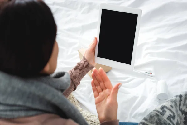 Больная девушка с гриппом имеет онлайн консультации с врачом на цифровом планшете — стоковое фото