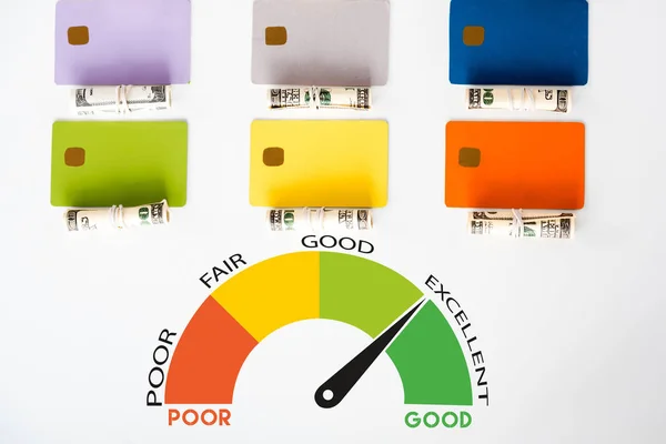 Vue du haut des modèles de cartes de crédit près des rouleaux de caisse avec des billets en dollars et graphique avec des lettres isolées sur blanc — Photo de stock