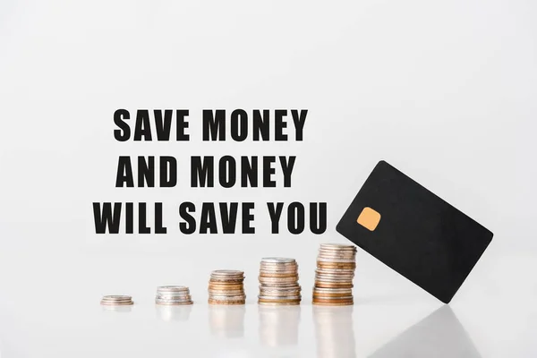 Stapel von Silber- und Goldmünzen in der Nähe von Kreditkarten-Vorlage und sparen Sie Geld und Geld sparen Sie Buchstaben auf weiß — Stockfoto