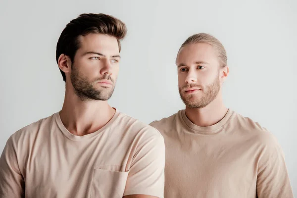 Jeunes beaux hommes en tenue beige isolés sur blanc — Photo de stock