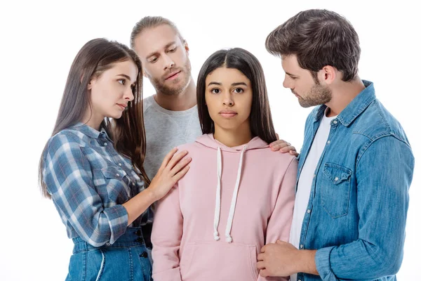 Gruppo di supporto in piedi vicino triste ragazza afro-americana isolato su bianco — Foto stock