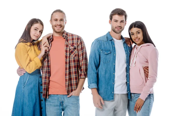 Feliz multicultural parejas abrazando aislado en blanco - foto de stock