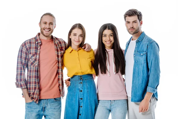 Amigos multiculturales felices abrazando aislado en blanco - foto de stock