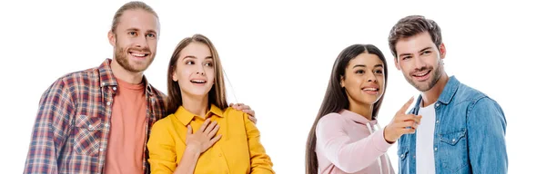 Heureux amis multiculturels parler et pointant du doigt isolé sur blanc, panoramique — Photo de stock