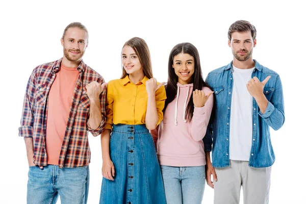 Fröhliche multikulturelle Freunde, die mit den Fingern zur Seite zeigen, isoliert auf weiß — Stockfoto