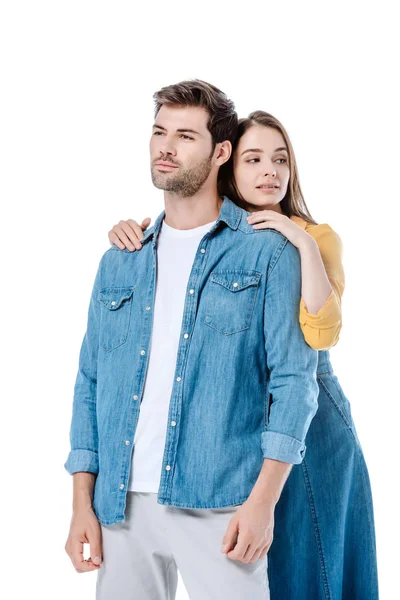 Jovem casal em denim abraço isolado no branco — Fotografia de Stock