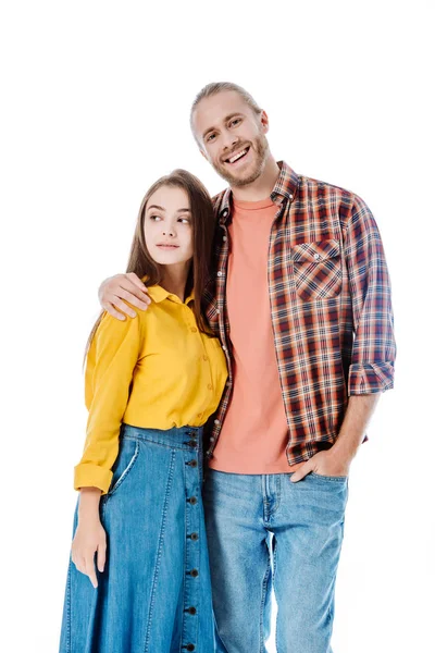 Jovem casal em roupa casual abraçando isolado no branco — Fotografia de Stock