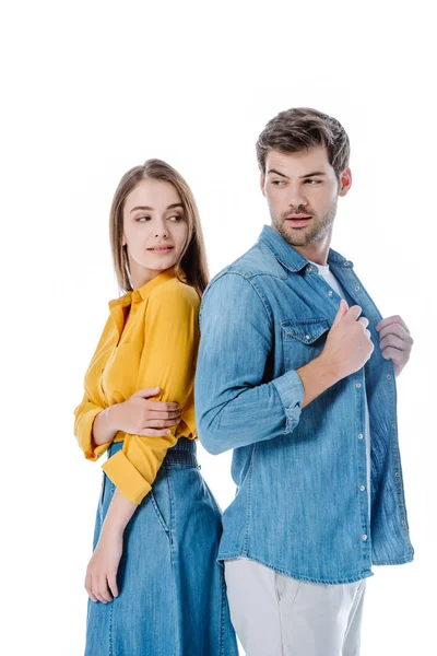 Jovem casal de pé de volta para trás isolado no branco — Fotografia de Stock