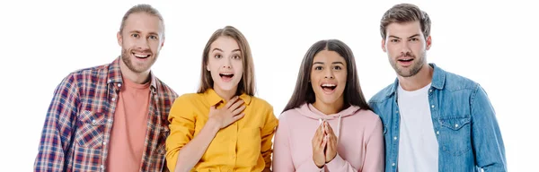 Amigos multiculturales emocionados con bocas abiertas aisladas en blanco, plano panorámico - foto de stock