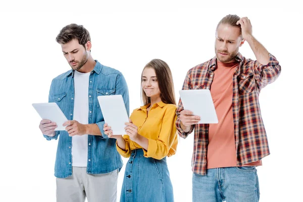 Sonriendo a tres jóvenes amigos usando tabletas digitales aisladas en blanco - foto de stock