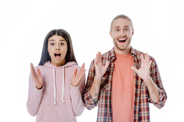 Schockiert glücklich junge interracial Paar mit offenem Mund isoliert auf weiß — Stockfoto