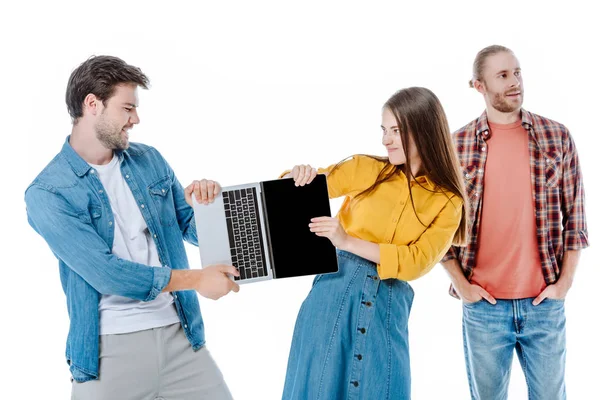 Сердита пара ділиться ноутбуком поруч з другом ізольовано на білому — стокове фото