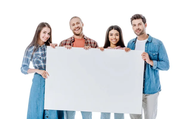 Amigos multiculturales felices sosteniendo pancarta en blanco aislado en blanco - foto de stock