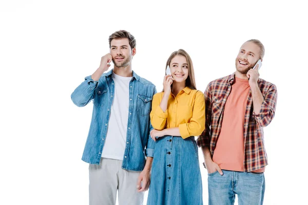 Sorridendo tre giovani amici che parlano su smartphone isolati su bianco — Foto stock