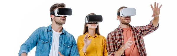 Drei junge Freunde in vr-Headsets gestikulieren isoliert auf weißen, panoramischen Aufnahmen — Stockfoto