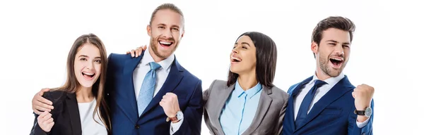 Gente de negocios multicultural feliz en trajes riendo y mostrando sí gestos aislados en blanco, plano panorámico - foto de stock