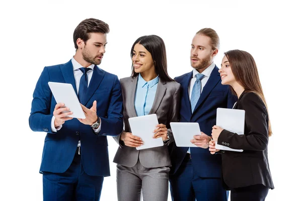 Des hommes d'affaires multiculturels souriants en costumes utilisant des tablettes numériques isolées sur blanc — Photo de stock