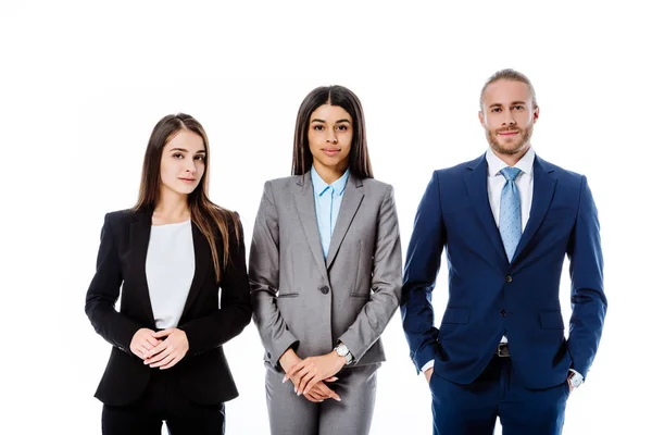 Exitosos empresarios multiculturales en trajes aislados en blanco - foto de stock