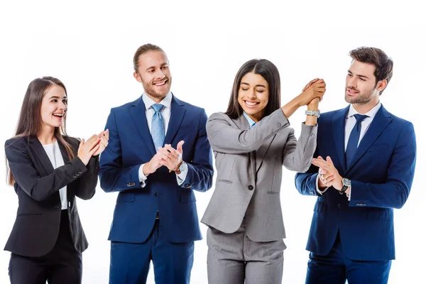 Glückliche Geschäftsleute in Anzügen applaudieren afrikanisch-amerikanische Geschäftsfrau isoliert auf weiß — Stockfoto