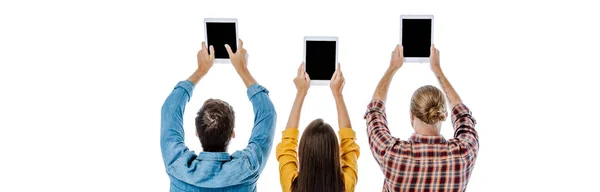 Vue arrière de trois jeunes amis tenant des tablettes numériques avec des écrans vierges isolés sur blanc, panoramique — Photo de stock