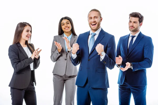 Uomini d'affari multiculturali in giacca e cravatta applaudendo felice uomo d'affari mostrando sì gesto isolato su bianco — Foto stock