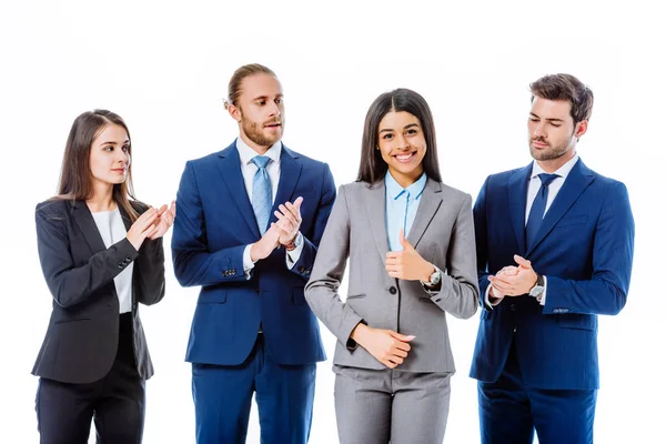 Hombres de negocios en trajes aplaudiendo sonriente mujer de negocios afroamericana aislada en blanco - foto de stock