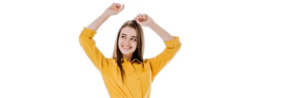 Felice ragazza attraente che balla con le mani in aria e distoglie lo sguardo isolato sul bianco, colpo panoramico — Foto stock