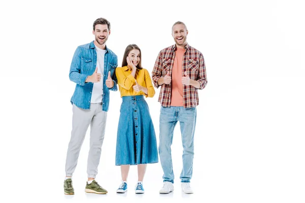 Vista completa de tres felices jóvenes amigos mostrando pulgares hacia arriba aislado en blanco — Stock Photo