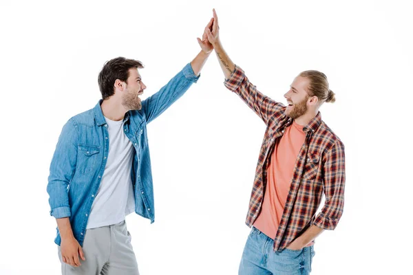 Amigos felizes dando alta cinco isolados no branco — Fotografia de Stock