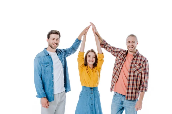 Drei glückliche junge Freunde, die sich isoliert an weißen Händen halten — Stockfoto