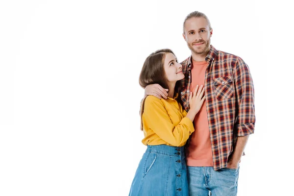 Jeune couple en tenue décontractée embrassant isolé sur blanc — Photo de stock