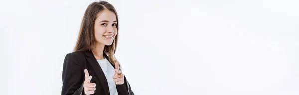 Sonriente mujer de negocios confiada en traje apuntando con los dedos a la cámara aislada en blanco, tiro panorámico - foto de stock