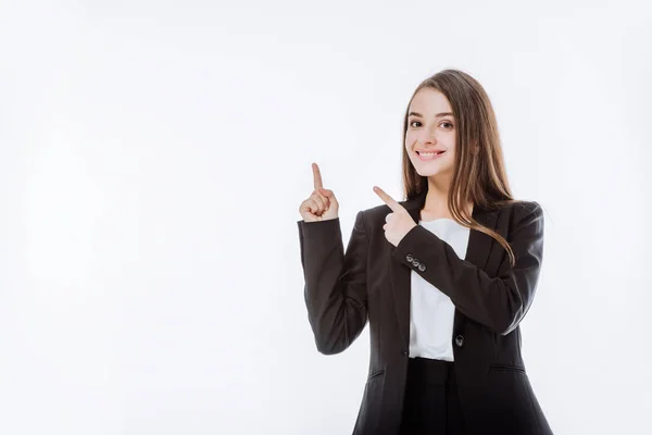 Усміхнена бізнес-леді в костюмі, вказуючи пальцями вгору ізольовано на білому — стокове фото