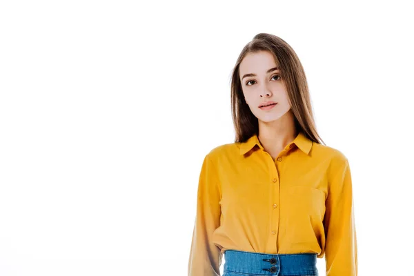 Attraktive junge Frau blickt isoliert auf weiße Kamera — Stockfoto