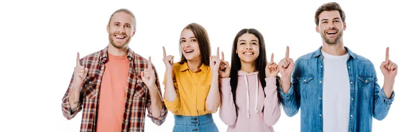 Amigos multiculturais felizes apontando com os dedos isolados em branco, tiro panorâmico — Fotografia de Stock