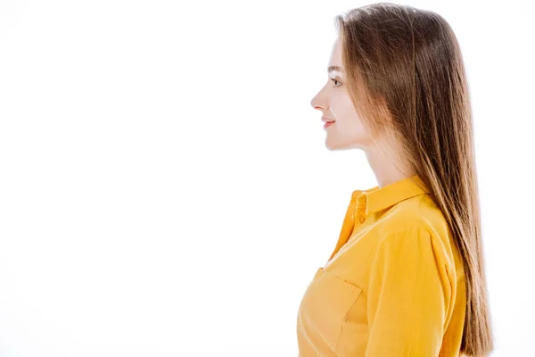 Vista laterale di sorridente ragazza attraente isolato su bianco — Foto stock