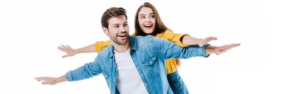 Glückliches junges Paar in Jeans mit offenen Armen isoliert auf weißer, panoramischer Aufnahme — Stockfoto