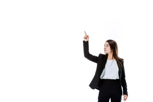 Donna d'affari fiduciosa in tuta che punta con il dito verso l'alto isolato su bianco — Foto stock