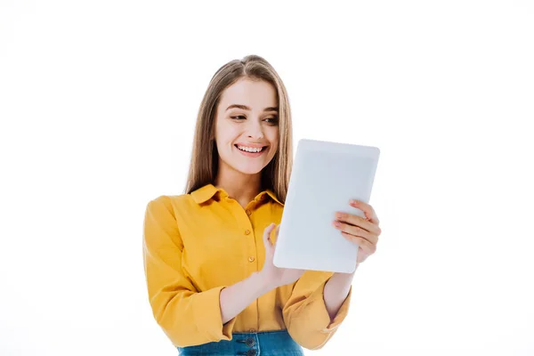 Chica atractiva sonriente usando tableta digital aislada en blanco - foto de stock