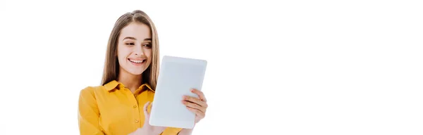 Улыбающаяся привлекательная девушка с помощью цифрового планшета изолированы на белом, панорамный снимок — стоковое фото
