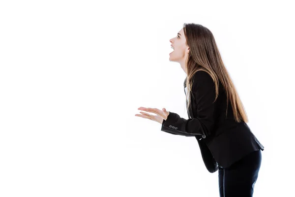 Seitenansicht einer wütenden Geschäftsfrau im Anzug, die isoliert auf Weiß schreit — Stockfoto