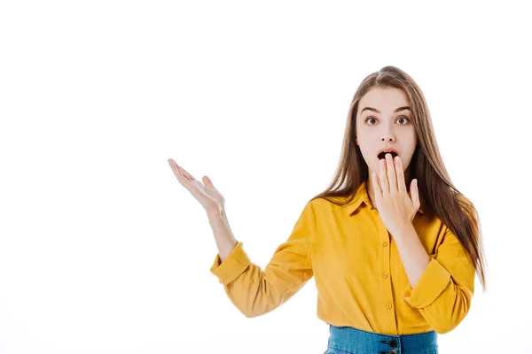Schockiertes attraktives Mädchen mit offenem Mund, das mit isolierter Hand auf weiß zeigt — Stockfoto
